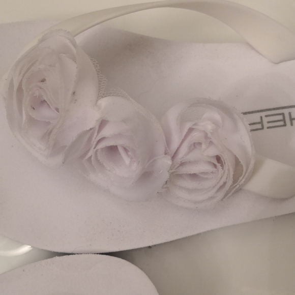 Marc Fisher White Beach Wedding Flip Flop  Sandals, sz 8 - Picture 4 of 5